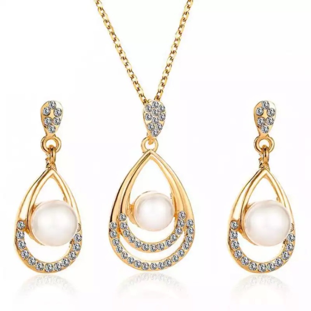 Beautiful pearl necklace set